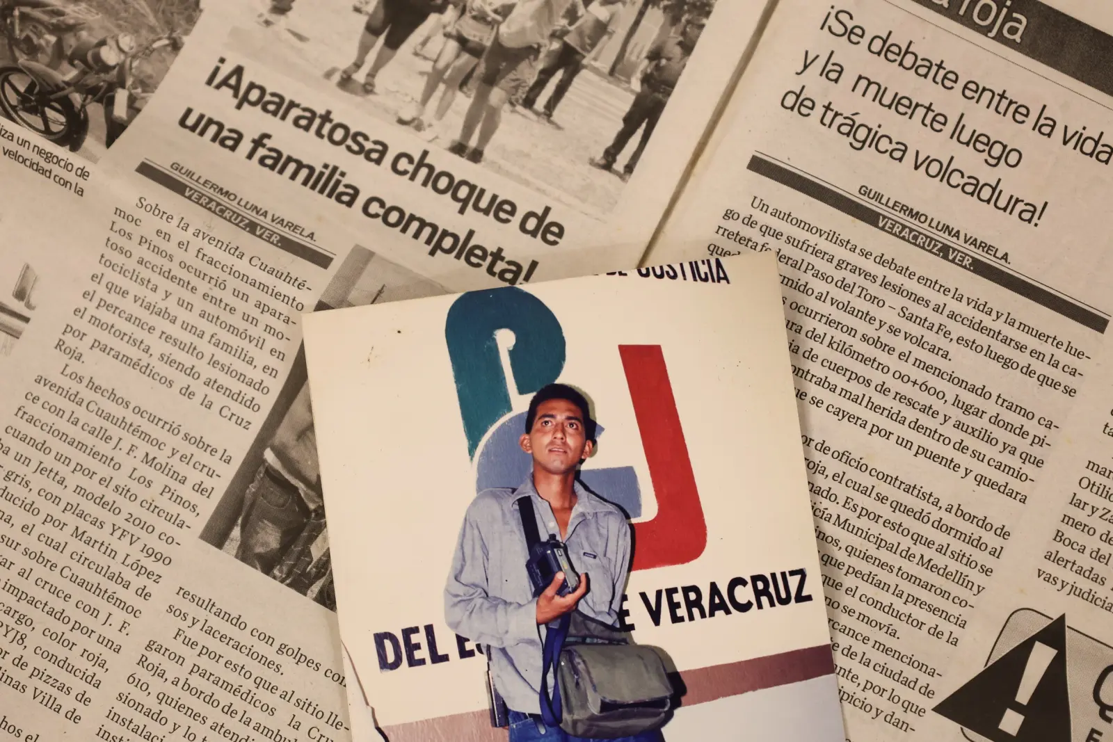 Recortes de periódicos de Veracruz junto a la fotografía de un periodista