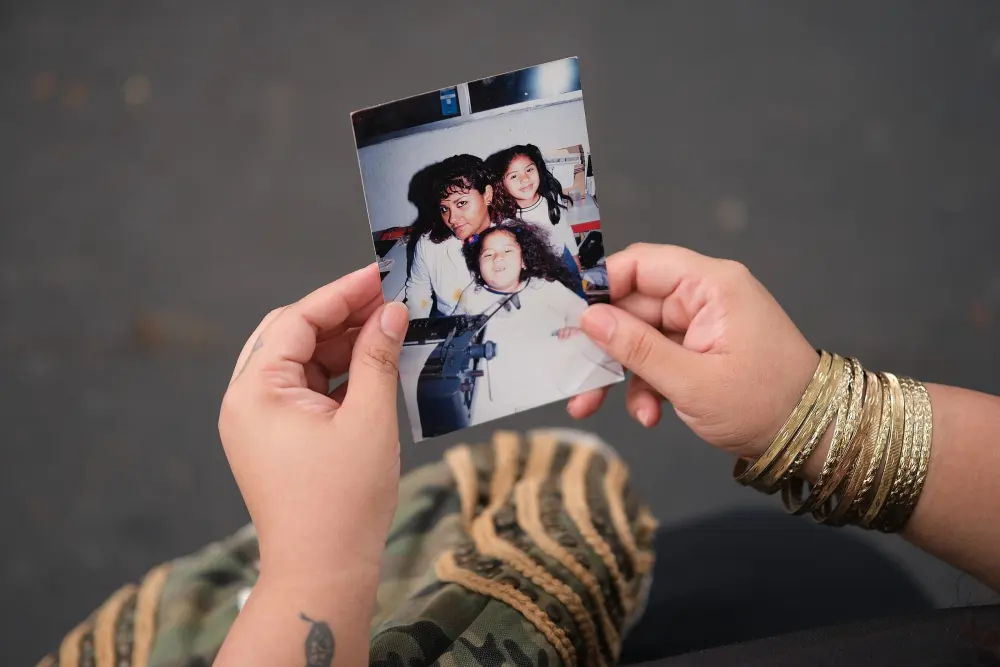 Manos sostienen una fotografía familiar